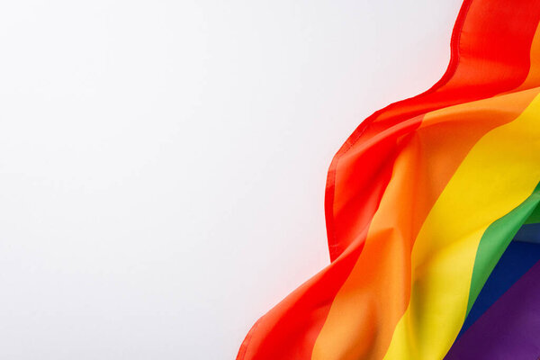 Символизирует единство и прогресс: На этой фотографии сверху показан радужный флаг на пустом белом холсте, который приветствует текст в знак уважения к месяцу ЛГБТ-истории и его значению