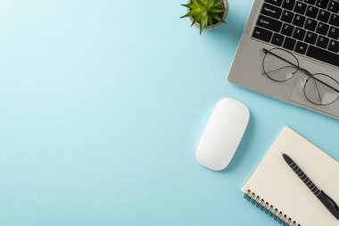 Ofis için gerekli düzenlemeler. Dizüstü bilgisayar, fare, not defteri, kalem, saksı, pastel mavi arka planda bardaklar. Metin veya promosyonlar için boş alan
