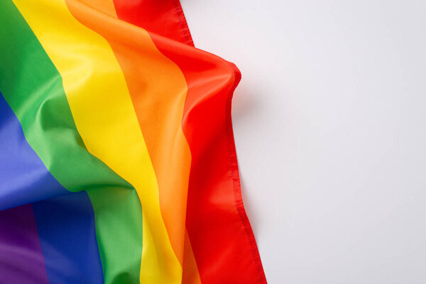 Объединяя многообразие и историю: На этом изображении сверху изображен радужный флаг на белом фоне, пустое место, готовое нести слова поддержки и воспоминания о месяце ЛГБТ-истории