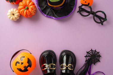 Cadılar Bayramı 'nda Cadılar Bayramı' nın şaka mı şeker mi eğlencesine katılın. Bu kuş bakışı fotoğrafta cadı kostümü ve cadılar bayramı süsleri, reklamlar veya metin anonim şirketleri için idealdir.