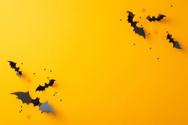 Cadılar Bayramı eğlencesini açın! Üst düzey yarasaların siluetleri ve sarı ayar temalı konfetilerin bulunduğu bir davetiye hayal edin. Mesajınız veya tanıtımınız için yer bırakın.