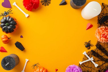 Dia de los Muertos kutlama teması. Çarpıcı sarı izole bir zemin üzerinde canlı dekorasyonlarla çevrili boş yuvarlak çerçeveli yüksek açılı fotoğraf, metin veya pazarlama için mükemmel