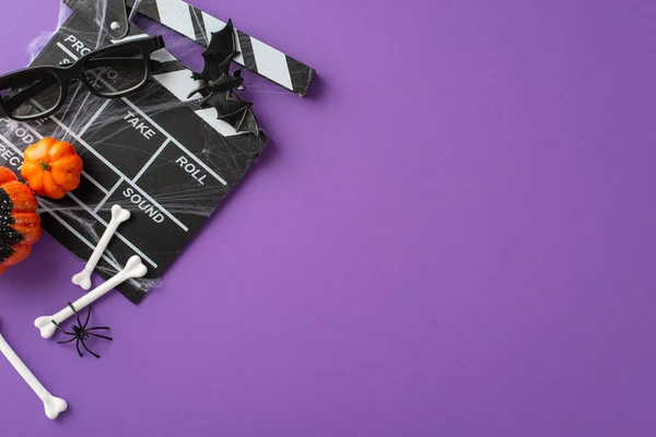 通过在孤立的紫色背景上展示电影拍子和令人毛骨悚然的装饰 展现万圣节兴奋的本质 为你的促销文章提供一个吸引人的空间 — 图库照片