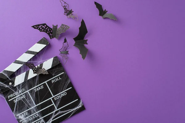 准备一个难忘的万圣节之夜 带着迷人的视觉 带着电影拍子和万圣节主题的纸蝙蝠与紫色隔离的背景 为您的营销需求提供理想的版权空间 — 图库照片