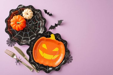 Ürkütücü ama büyüleyici: Cadılar Bayramı 'nın en iyi manzarası yayıldı. Fener ve örümcek ağı tabakları, çatal bıçak takımı, balkabağı, örümcek, yarasa ve leylak bezi üzerinde örümcek ağları. İçeriğiniz için ideal