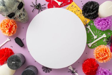 Meksika Ölüler Günü canlanıyor! Çiçeklerle süslenmiş karnaval dekorunun en üst görüntüsü. Konfeti, çelenk, ürkütücü aksanlar, ve pastel mor arka plan boş daire ile büyüleyici bir kompozisyon oluşturur.