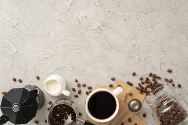 Brewful Anons: Yukardan aşağıya bakan çekimler kahve çekirdekleri, espresso bardağı, krema kavanozu, kahve demliği, barista kaşığı, kağıt torbalar ve parlak bir arka planda çaydanlık sergileniyor