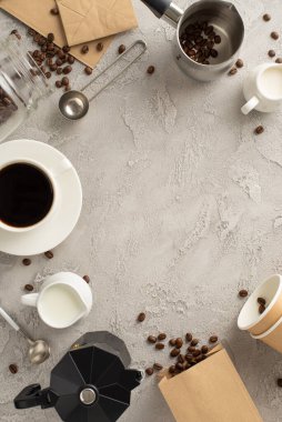 Kahve aşığını onurlandırarak Mark Kahve Günü. Dökülmüş kahve çekirdekleri, espresso fincanı, kağıt kahve fincanları, krema, süt kavanozu, Türk, kaşık, yumuşak gri grunge arkaplanda çaydanlık, reklam alanı.