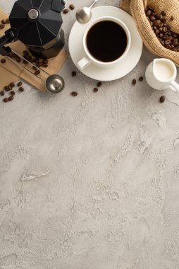 Kahve günü kahve meraklılarına sıcak dileklerini iletin. Çuvalda kavrulmuş fasulye, çay tabağında espresso fincanı, krema kavanozu, kaşık, kese kağıdı, desenli gri zeminde çaydanlık, tanıtım alanı.