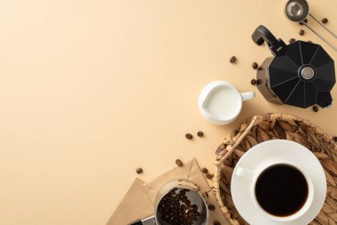 Kahve Günü temasını kucakla. Kahve çekirdekleri, şık hasır tepside espresso bardağı, kağıt torbalar, süt kavanozu, Türk kahvesi, barista kaşığı, ve yumuşak bej arka planda çaydanlık, mesaj ve reklamlar için yer