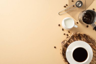 Kahve Aşığı Rüyası 'nı kucaklayın: aromatik kahve çekirdeklerinin en iyi görüntüsü, şık bir hasır tepside bir espresso, kağıt torbalar, süt kavanozu, kahve türkü, pastel bej arka planda barista kaşığı