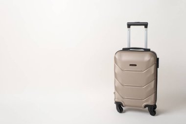 On-the-Go Essentials: Bir kenar görünüm görüntüsünde gösterilen modaya uygun bavul, beyaz bir arkaplan üzerine kurulmuş, metin veya reklam alanı ile