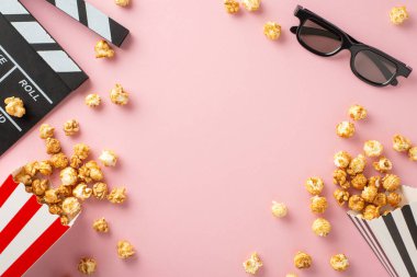 Film Zamanı Esasları: Peynir ve karamelli patlamış mısırın genel görünümü, 3D gözlükler, ve pastel pembe arka planda bir alçı, arkadaşlarla film izlemek için mükemmel.