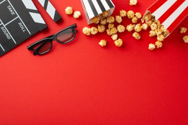 Film Buffs United: Patlamış mısır, 3D gözlükler ve canlı kırmızı arka planda bir alkışlama tahtası, arkadaşlarla unutulmaz bir film gecesi için zemin hazırlıyor