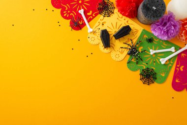 Dia de los Muertos kutlama ilhamı. Metin veya pazarlama amaçlı tasarlanmış çarpıcı sarı arkaplan üzerine süslü detaylarla süslenmiş süslü bir çelenk fotoğrafı.