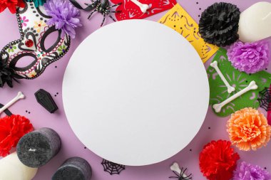 Ölüm Günü 'nde iskelet karnaval maskesi takarak Meksikalı ruhunu kucakla. Çiçekler, konfeti ve çelenkler örümcek ağları ve pastel mordaki mumlar gibi ürkütücü motiflerle birleşir. Boş çemberde reklam alanı