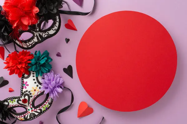 从顶部看 狂欢节的面具被设计成骷髅 装饰着鲜花和纸心 纸巾紫色画布 红色圆形空框 用于文字或促销 — 图库照片