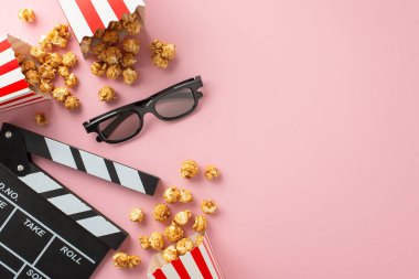 Arkadaşlarla sinemanın tadını çıkarmak: Peynir ve karamelli patlamış mısır, 3 boyutlu gözlük ve mesajınız veya reklamınız için hazır, pastel pembeler üzerine bir alkış.