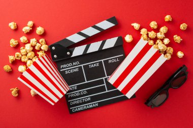 Friends and Flicks: Peynir ve karamel patlamış mısır, 3D bardaklar, ve kırmızı arka planda bir el çırpma tahtası, hepsi ekibinizle muhteşem bir film gecesine hazır.