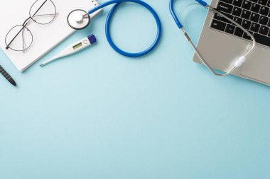 Çevrimiçi sağlık hizmetlerinin kolaylığını keşfedin. Üst görüntüde dizüstü bilgisayar, stetoskop, hastanın kişisel tıbbi kayıtları, gözlükler, pastel mavi arka planda termometre, ihtiyaçlarınız için özelleştirilebilir.