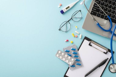 En iyi teletıp deneyimini yaşa. Dizüstü bilgisayarın, steteskobun, tıbbi anketin, gözlüklerin, termometrenin en üst görüntüsü, pastel mavi arka planda düzenlenmiş kabarcıklardaki haplar, mesajınızı bekliyor.