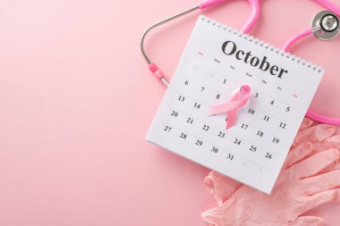 Göğüs kanseri tarama randevusu. Pembe cerrahi eldivenler, steteskop ve Ekim takviminde pastel pembe ayar üzerine pembe kurdeleler olan üst perspektif mesajınız veya reklamınız için yer sunar.