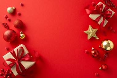 Yeni yıla neşe gönder! Güzel paketlenmiş hediye kutularının, şenlikli ağaç süslemelerinin, mücevherlerin, parıldayan yıldızların kırmızı arka planda ökseotlarının resmi. Gönüllü mesajlarınız için ideal.