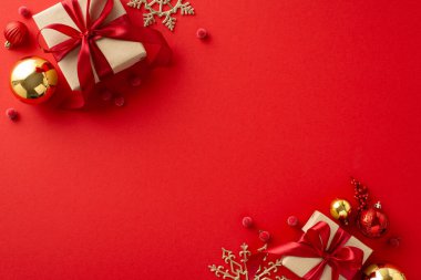 Yeni yılda yüzüklerinizi takın! Zarif hediye kutularının üst görüntüsü, ağaç süslemeleri, takılar, kar taneleri, şen kırmızı arka planda neşeli mesajlarınız için ökseotu.