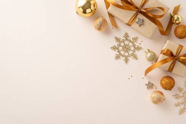 Yeni yılınız kutlu olsun! Güzel paketlenmiş hediye kutularının üst görüntüsü saten papyonlar, altın süsler, parlayan yıldızlar, pastel arka planda kar taneleri, kişisel mesajınız için sunulan alan