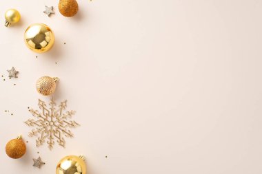 Yeni yıl dilekleri! Şık ağaç süslemelerinin, altın süslemelerin, ışıldayan yıldızların, kar tanelerinin, yumuşak bir pastel tabanlı pulların, mesajınızı ya da reklamınızı bekleyen üst manzara fotoğrafı.