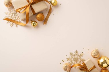 Sihirli Noel Sahnesi: Turuncu saten kurdeleli sanat paketlerinin yukarıdan aşağı görüntüsü, şık ağaç süslemeleri, altın toplar, ışıldayan kar taneleri, pastel arka planda konfeti