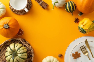 Aile içi Şükran Günü yemeği, sonbahar sezonunun özünü simgeler altın masa takımı, çatal bıçak takımı ve kahverengi ahşap arka planda sonbahar dekoru, metin ya da promosyon içeriğine hazır.