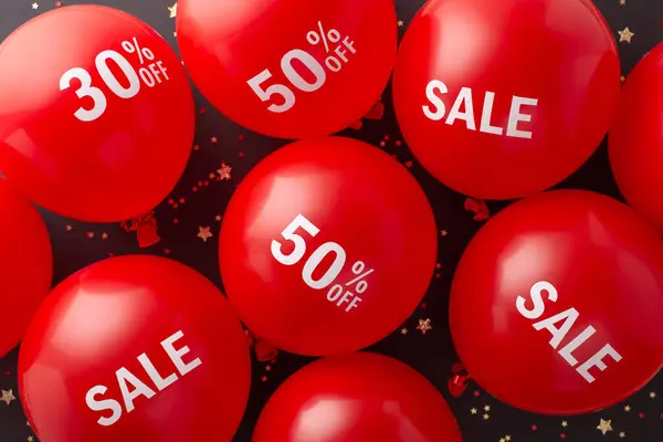 Tutumlu Tüketici Kara Cuma Sunumu Kırmızı Balonların Üst Görüntüsü Indirim — Stok fotoğraf