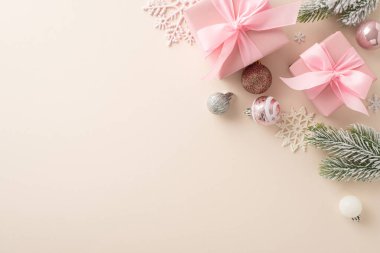 Işıltılı Noel Sahnesi: Pembe hediye paketlerinin üst görüntüsü, güzel tatil mücevherleri, donla parlayan kar taneleri, yumuşak bej tabanda çam dalları. Yeni yıl mesajlarınızla ya da ilanınızla kişiselleştirin