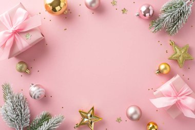 Sofistike yeni yıl atmosferi. Paketlenmiş hediyelerin üst görüntüsü, sevimli ağaç ıvır zıvırları, pırıl pırıl yıldızlar, pullar, yumuşak pembe arka planda donmuş çam dalları, selamlaşma ya da reklam için alan