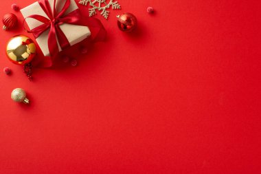 Yeni yılın şerefine! El sanatları hediye paketi, bayram süsleri, takılar, kar tanesi, dağınık ökseotu üzümleri kırmızı bir zemine karşı, tatil istekleriniz ya da promosyonunuz için yer sunar.