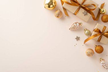 Yeni yıla şenlikli bir dokunuşla hoş geldiniz! Üst düzey el yapımı hediye kutuları, tatil baloları, kozalak şeklinde süslemeler, parlayan yıldızlar ve doğal zemin üzerindeki pullar, özel selamlama için hazır.