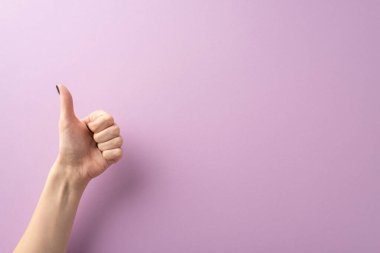 Birinci şahıs bakış açısıyla, benim elim, şık bir siyah manikürle süslenmiş, leylak çevresine karşı baş parmak işareti yapıyor. Metin veya reklamlar için geniş alan mevcut