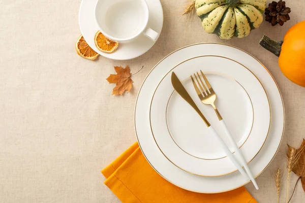 お祝いの秋のテーブル配置 トップビューは カボチャ パティパン 葉で飾られたベージュのテーブルクロスにプレート カップ オレンジナプキン カトラリーをキャプチャします オープンスペースでメッセージを共有する — ストック写真