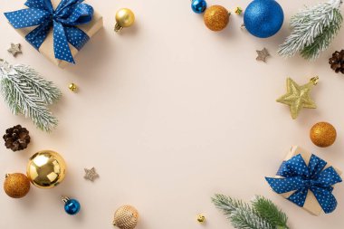 Garip Noel sahnesi: Sanat eseri paketlenmiş üst manzara, ışıldayan ağaç süslemeleri, koniler, pastel arka planda donmuş köknar dalları. Tatil dilekleri veya tanıtım mesajı için tuval