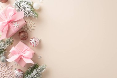 Göz kamaştırıcı Tatil Düzenleme: pembe hediye kutularının üst görüntüsü, hoş ağaç süsleri, buzlu kar taneleri, pastel bir zemine karşı şekerli çam dalları. Festival metnin ya da reklamların için harika bir yer.