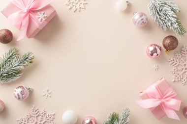 Tuhaf Noel Ayarları: Pembe hediye kutularının üst görüntüsü, güzel bayram süsleri, parıldayan yıldızlar, buzlu kar taneleri, nötr zeminde donmuş çam dalları. Şenlik metnin ya da ilanın için bol bol yer var.