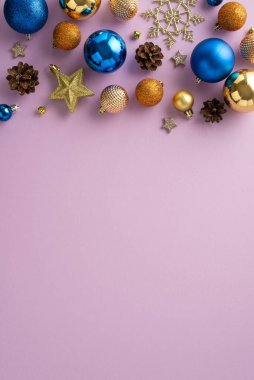 Tatil ihtişamı: zarif ağaç süslemeleri, yıldızlar ve parıldayan mücevherlerin dikey üst perspektifi, kar tanesi eşliğinde, lavanta arka planda çam kozalakları, bayram dilekleriniz için mükemmel.