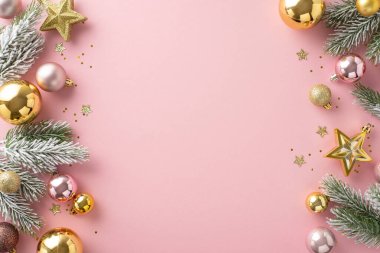 Şık bir yeni yıl dekoru. Muhteşem ağaç ıvır zıvırları, ışıldayan yıldızlar, ışıldayan pullar, pastel pembe bir tuval üzerinde donmuş çam dalları, mesajlar ve reklamlar için mükemmel.