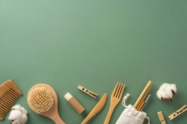 Doğal yaşam gösterisi. Bambu çatal bıçak takımı, tahta kamışlar, saç fırçası, vücut masaj fırçası, mandallar ve çevreci bilinci açık eşyalar, mesajınızı ya da reklamınızı bekliyorlar.