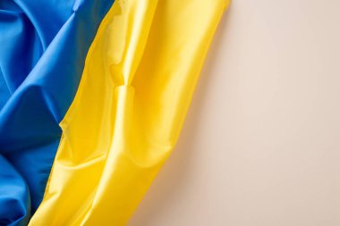 Ukrayna birliği ve dayanışma teması. Beyaz bir arka plana karşı Ukrayna bayrağının yukarıdan çekimleri, metin veya promosyonlar için geniş bir alan sağlıyor