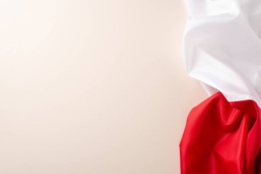 Beyaz arka planda dinamik bir Polonya bayrağının üst görünüm fotoğrafı, metin veya reklam için alan sunuyor