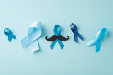 Prostat kanseriyle savaşan bireylerin ortak gücü, mavi kurdele ve bıyık siluetinin yukarıdan görünüşü ile sembolize edilir.