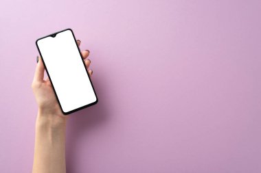 Cihaz uygulama tasarımı. Birinci elden çekilmiş, kızın eli siyah oje sürmüş, akıllı telefonun örtüsünü hiç dokunulmamış ekranla açmış. Leylak arkaplan, metin veya tanıtım içeriği için boş alan