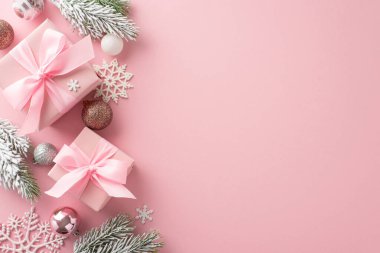 Göz kamaştırıcı Noel Dekoru. Hediye paketleri, büyüleyici ağaç süslemeleri, göz alıcı takılar, kar tanesi ayrıntıları, pastel pembe arka planda buzlu çam dalları, selamlama ve reklamlar için ideal.